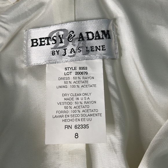 Ivory wedding gown with embroidered ivy pattern - Picture 5 of 9